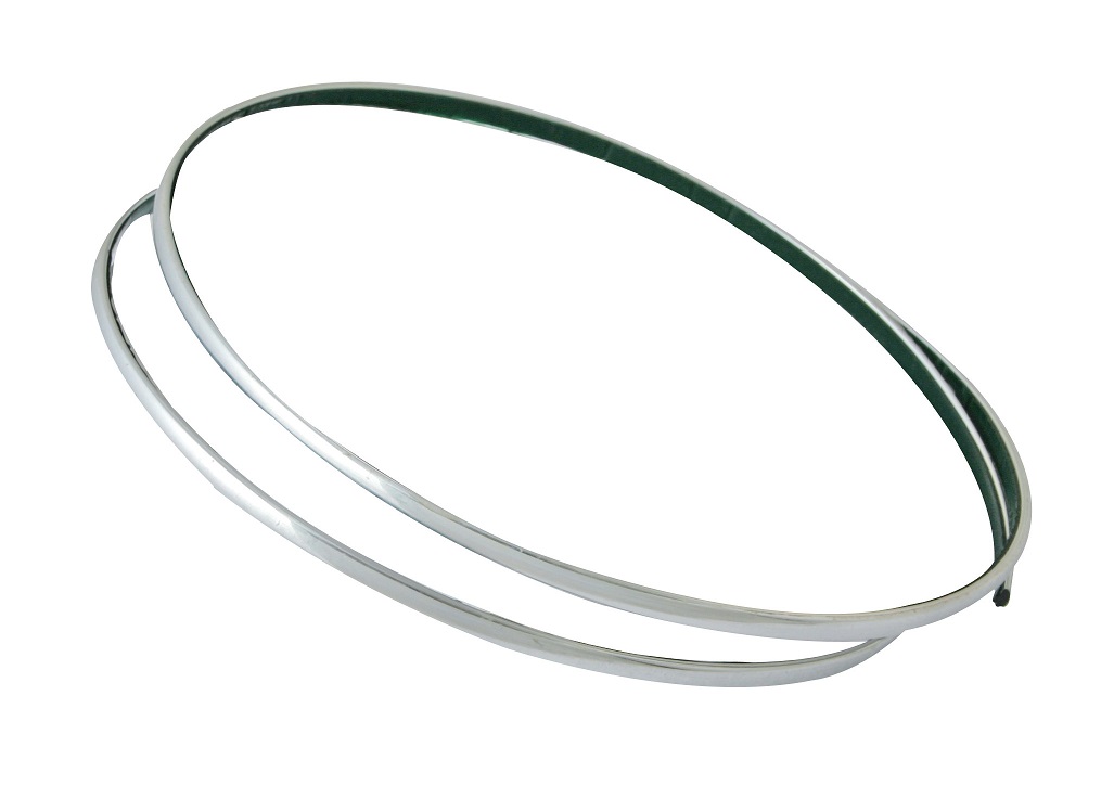 Bande d&eacute;corative chrom&eacute;e pour camion