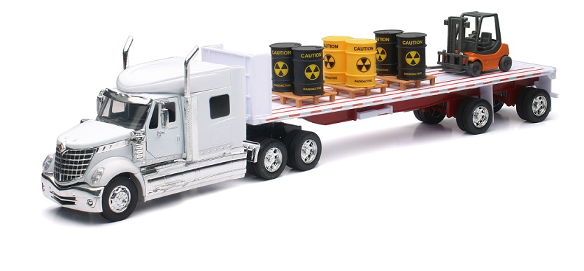 Camion 1/32&egrave;me INTERNATIONAL LONESTAR remorque plate avec barils toxiques et chariot &eacute;l&eacute;vateur